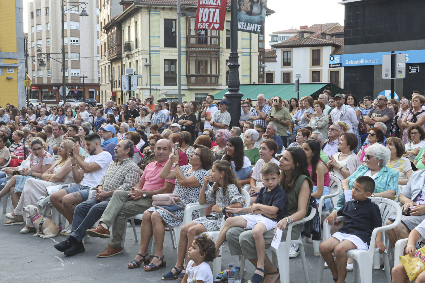 El público asistente al pregón abarrotó la plaza desde antes de las ocho de la tarde para asistir al pistoletazo de las fiestas.