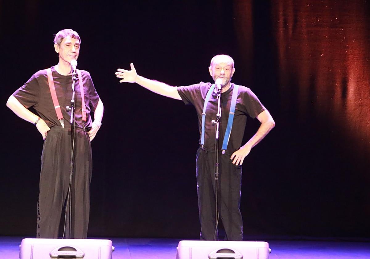 Faemino y Cansado, al inicio del espectáculo '17 veces reloaded', que ayer se representó en el Jovellanos y hoy repite.