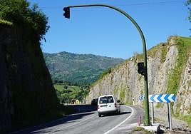 Al inicio de la travesía de la N-621 a su paso por El Mazo ya han sido colocados dos semáforos.