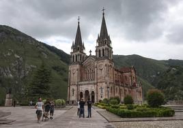 Real Sitio. La estatua de Pelayo, con el monte Priena a su espalda, y la Basílica de Covadonga.