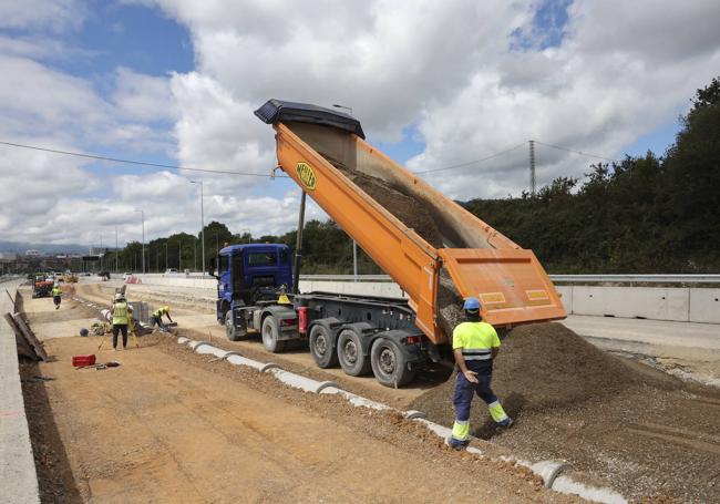 Subbase. Camiones aportando material para el suelo estabilizador sobre el que se montan las capas de firme