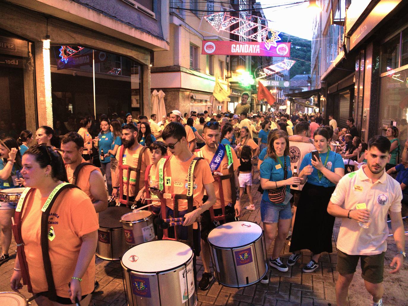 Desfile por las fiestas del Carmen y la Magdalena, al ritmo de charanga