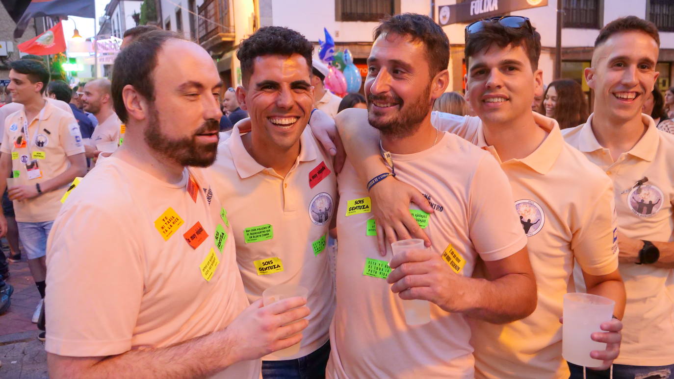 Desfile por las fiestas del Carmen y la Magdalena, al ritmo de charanga