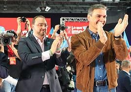 Adrián Barbón y Pedro Sánchez, durante el acto de campaña que el secretario general del PSOE protagonizó en Asturias en las elecciones autonómicas de mayo.