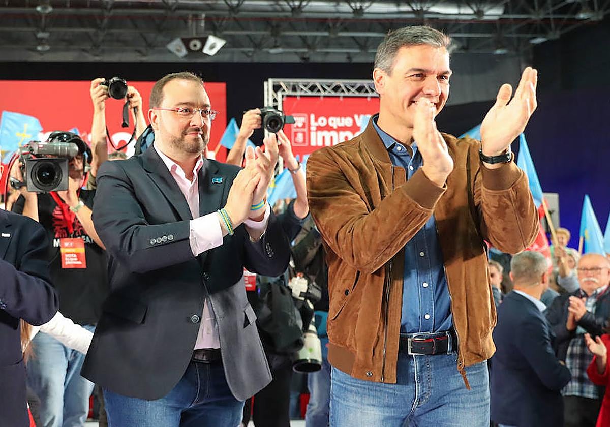 Adrián Barbón y Pedro Sánchez, durante el acto de campaña que el secretario general del PSOE protagonizó en Asturias en las elecciones autonómicas de mayo.