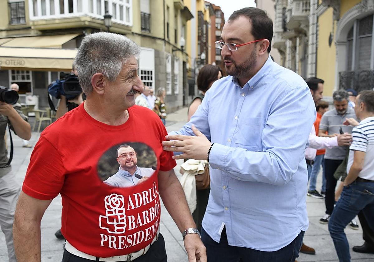 Adrián Barbón saluda a un simpatizante en Avilés.
