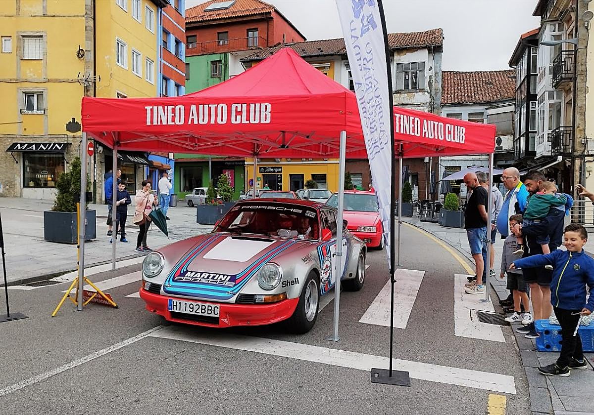 El Porsche del madrileño Alejandro Ruiz y el vasco Joseba Rodríguez.