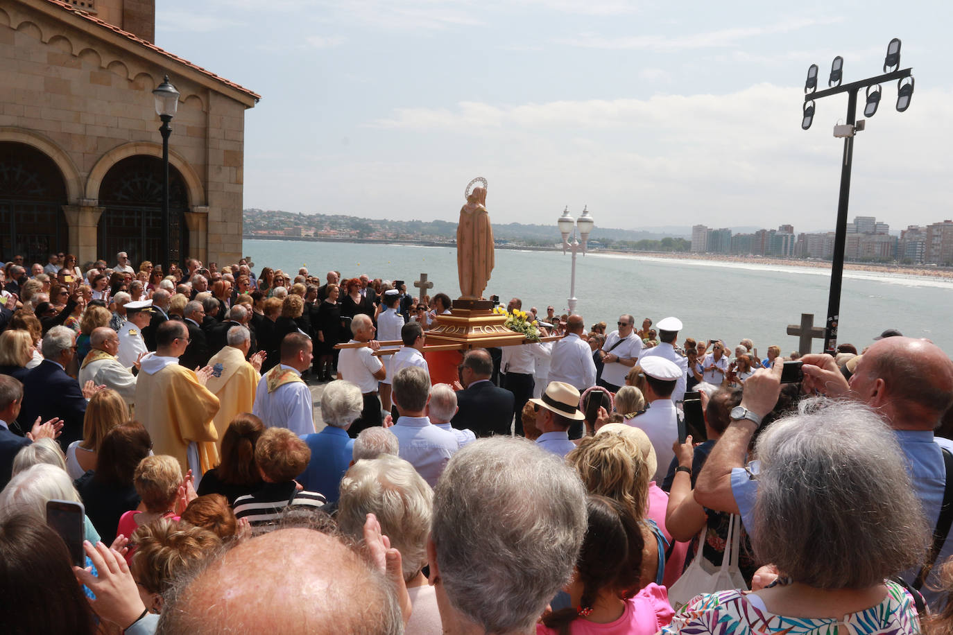 Multitudinaria ofrenda floral del Carmen en Gijón