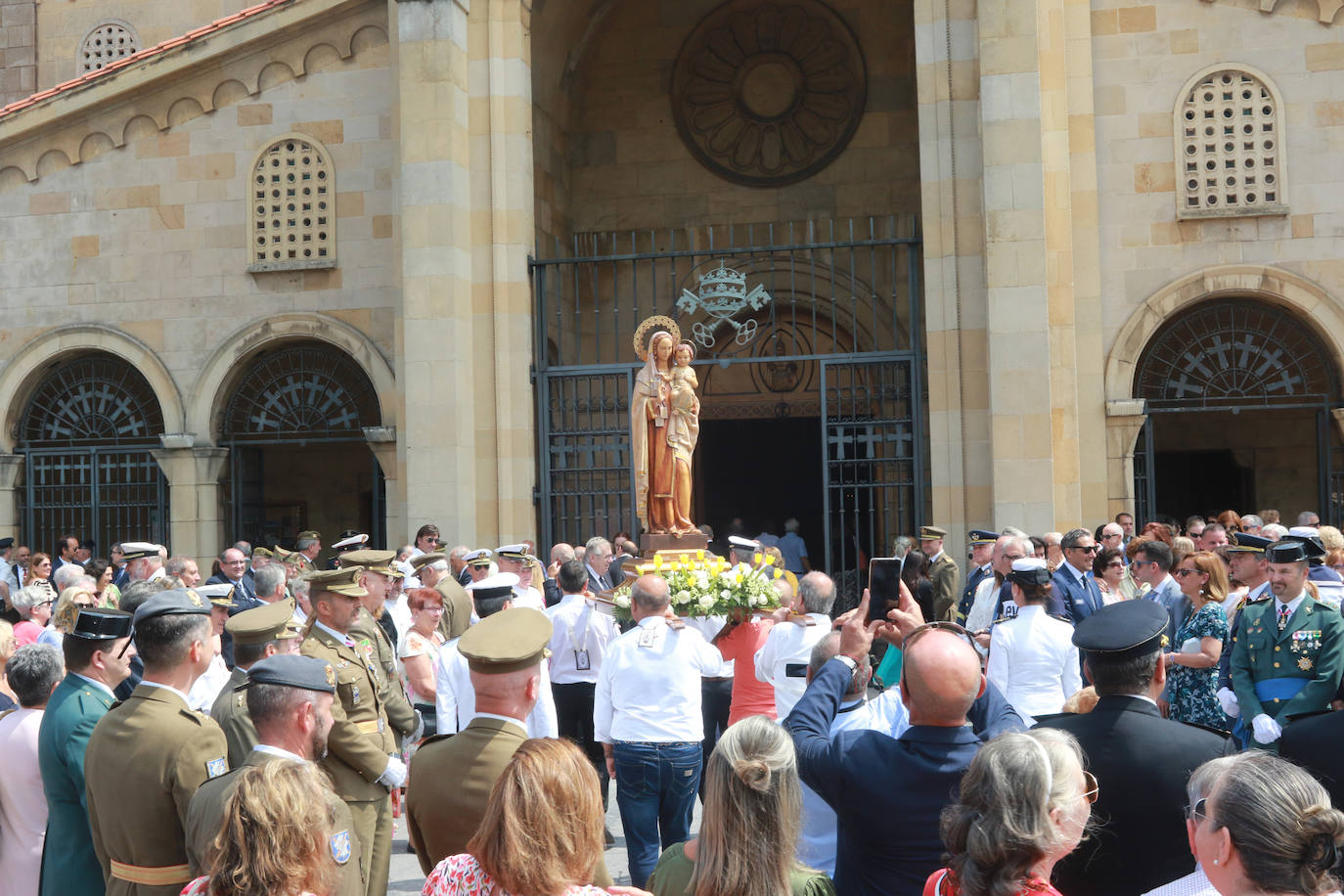 Multitudinaria ofrenda floral del Carmen en Gijón