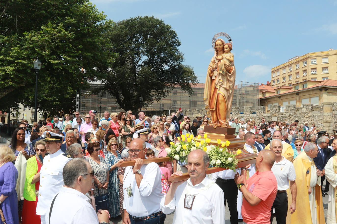 Multitudinaria ofrenda floral del Carmen en Gijón