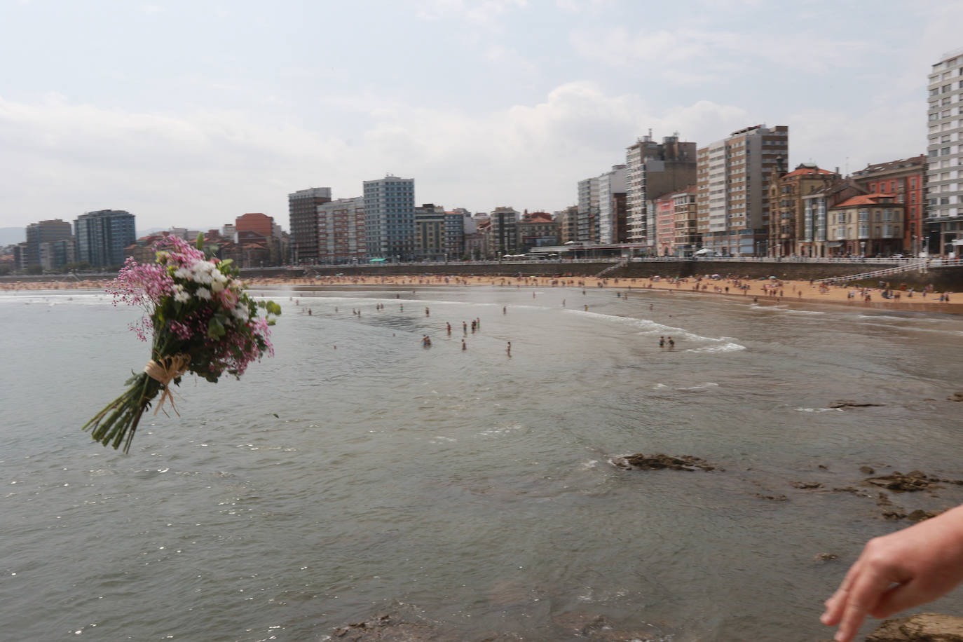 Multitudinaria ofrenda floral del Carmen en Gijón