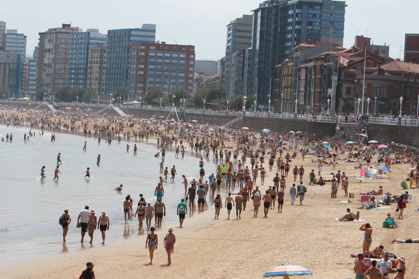 Gijón exprime los días de playa