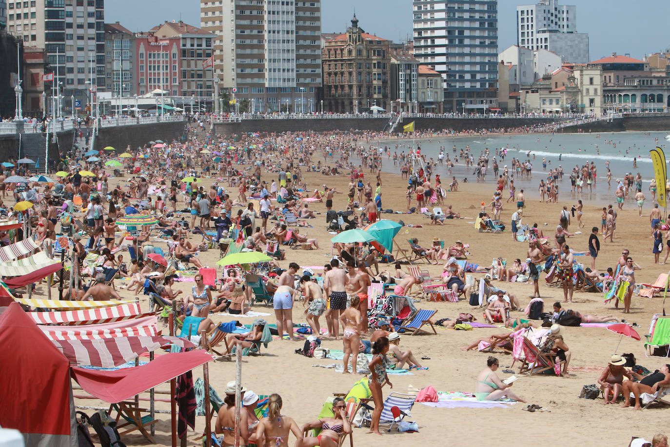 Gijón exprime los días de playa