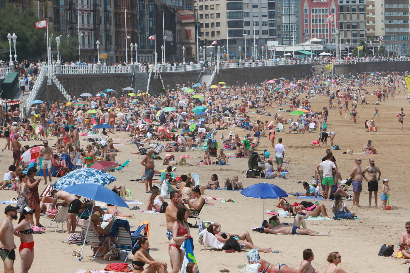 Gijón exprime los días de playa