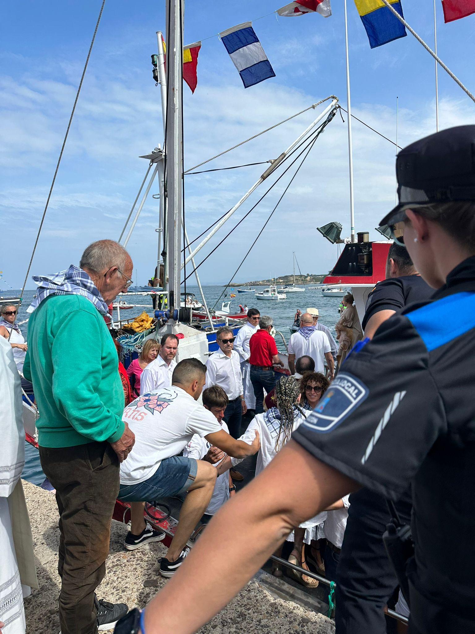 Emoción en la procesión marinera de Luanco