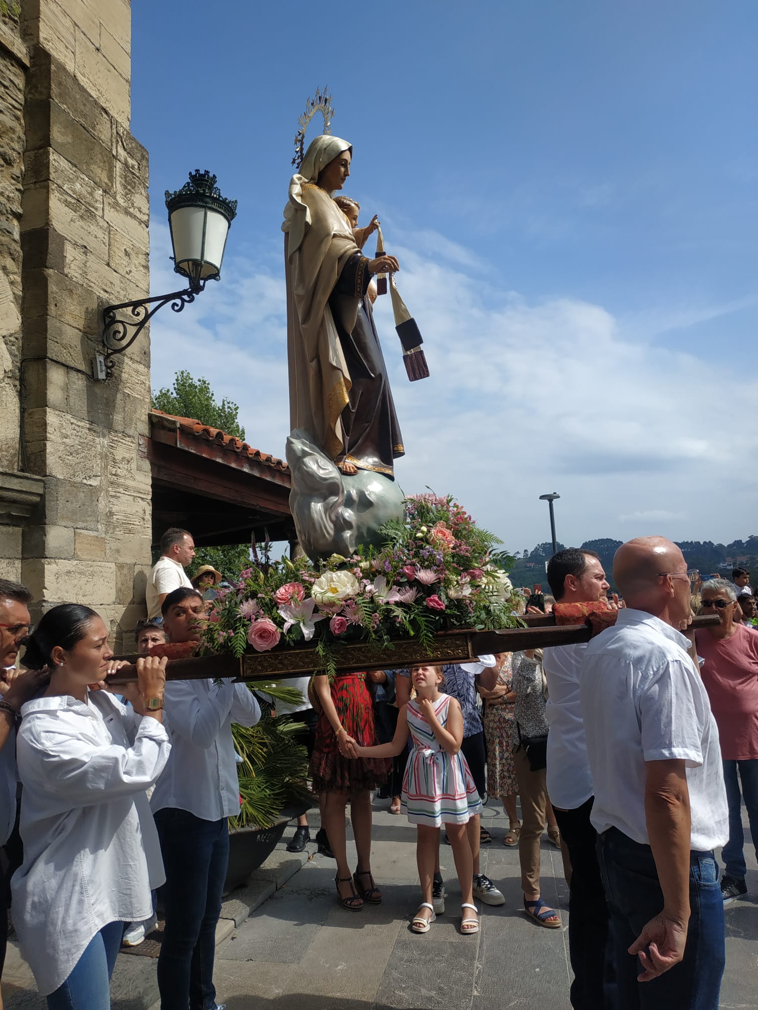 Emoción en la procesión marinera de Luanco