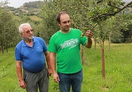 Ignacio Gómez Dosil comenta el calibre de las manzanas de su finca con su padre, Andrés Gómez.