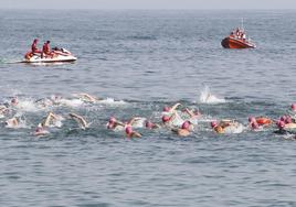 Participantes en la pasada edición, en la playa de Peñarrubia.