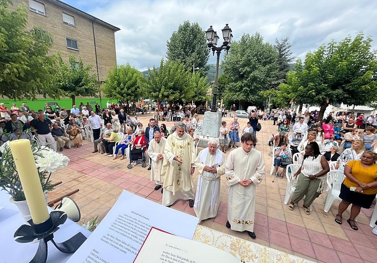 Decenas de fieles se dieron cita en la misa al aire libre.