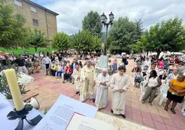 Decenas de fieles se dieron cita en la misa al aire libre.