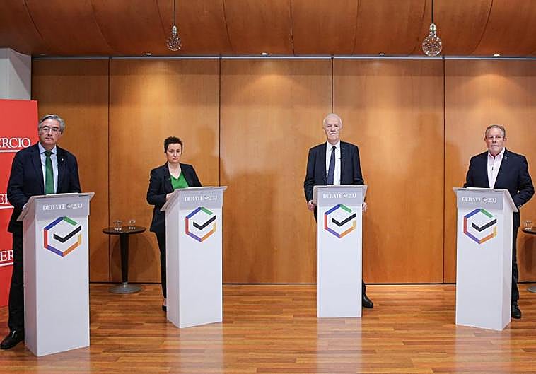 Pablo González, del PP; María Fernández, del PSOE; el moderador del debate, Juan Neira, y Faustino Sabio, de Sumar, ante los atriles desde los que debatieron. Vox no asistió.