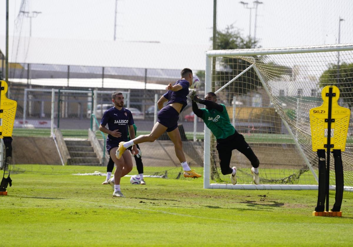 Un despeje de Christian Joel, durante el entrenamiento de ayer.