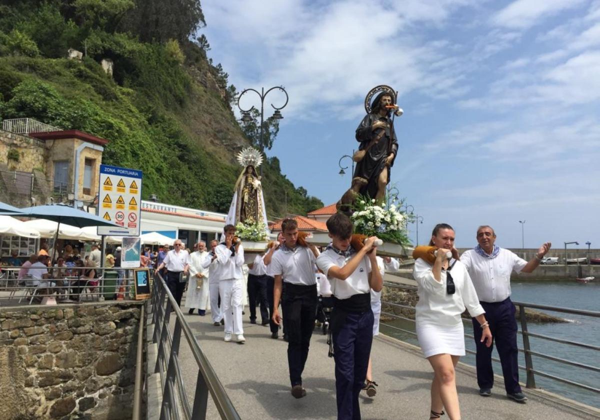 Un momento de la procesión de Tazones.