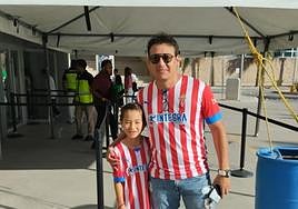 Gilberto Martínez y su hijo del mismo nombre acuden al estadio con camisetas rojiblancas de Cali Izquierdoz por su admiración por el central argentino desde su época del Santos Laguna.