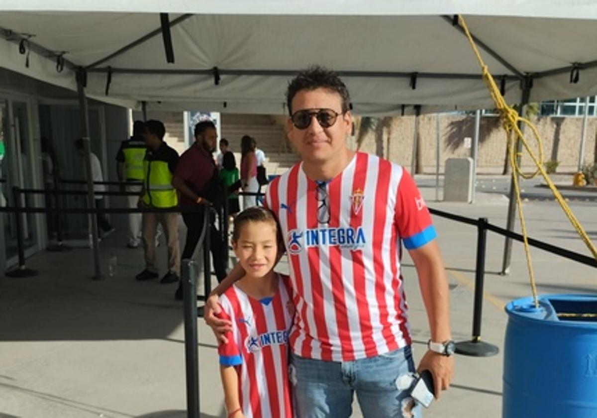 Gilberto Martínez y su hijo del mismo nombre acuden al estadio con camisetas rojiblancas de Cali Izquierdoz por su admiración por el central argentino desde su época del Santos Laguna.