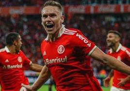 Alexandre Zurawski, Alemao, celebra un gol con el Internacional.