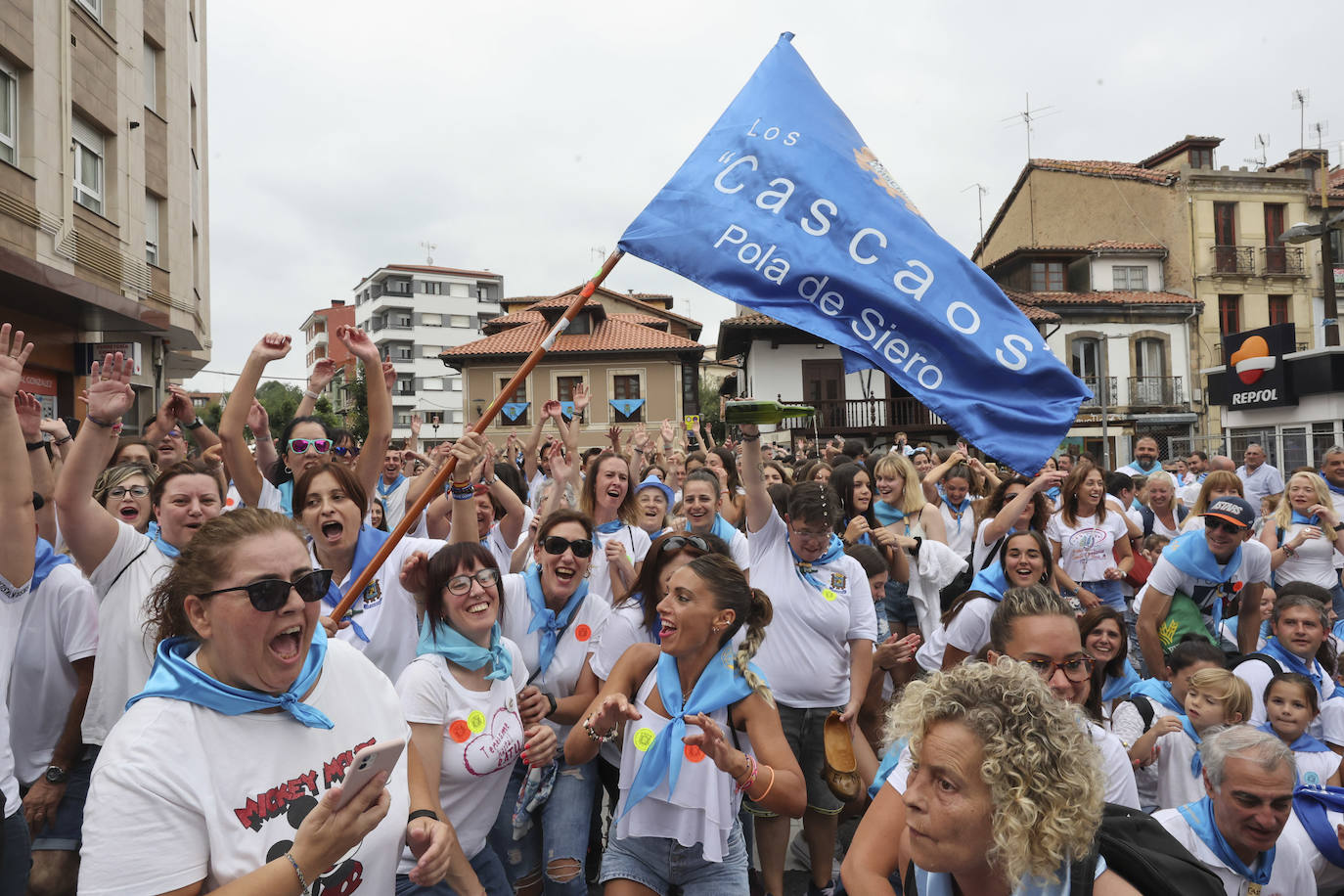 La Pola celebra el Carmín con una folixa multitudinaria