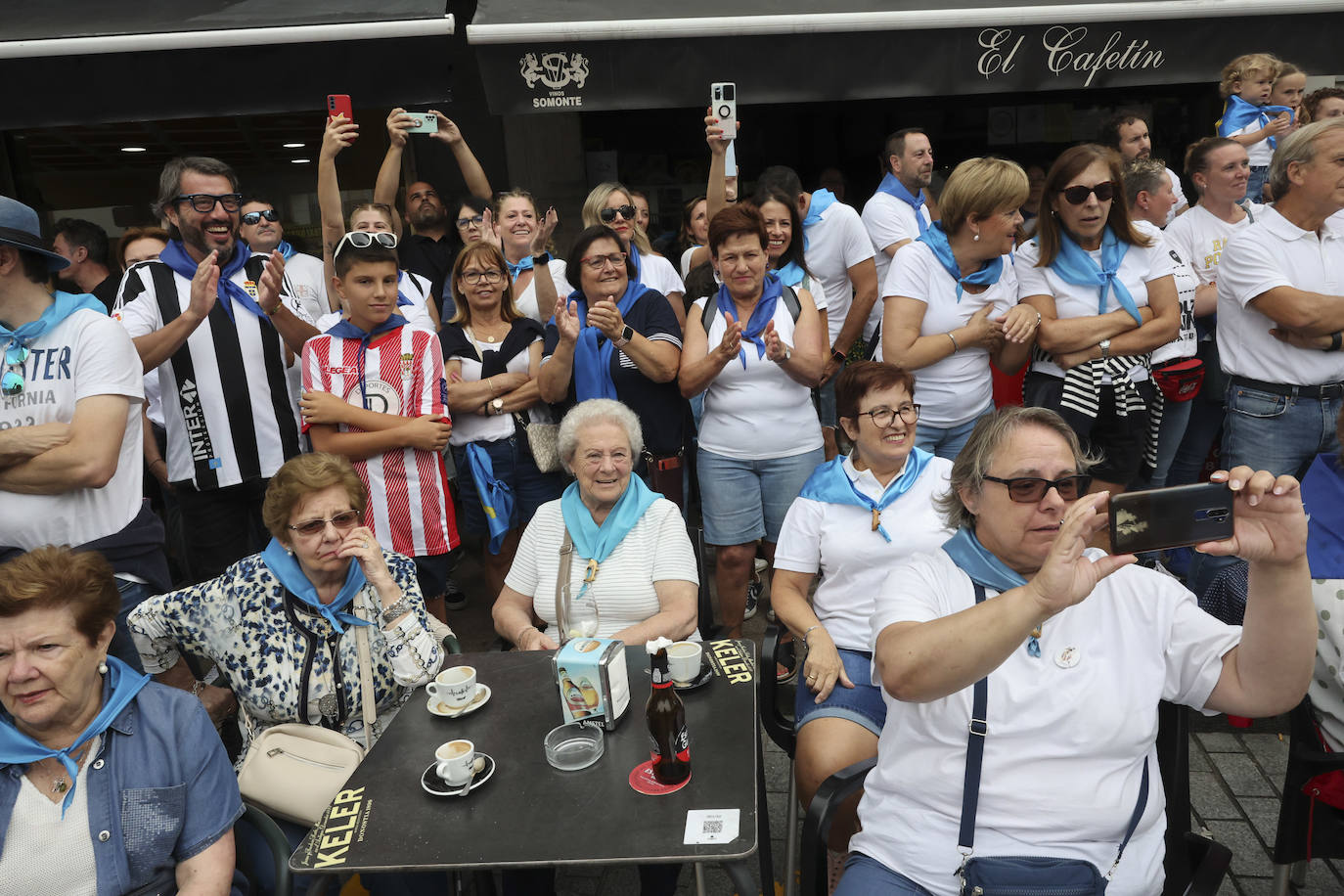 La Pola celebra el Carmín con una folixa multitudinaria