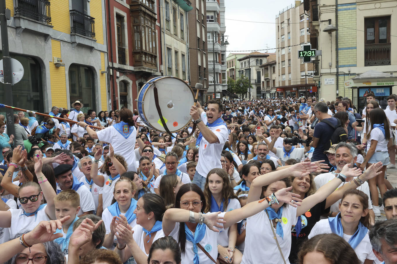 La Pola celebra el Carmín con una folixa multitudinaria