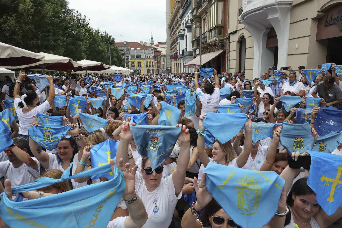 La Pola celebra el Carmín con una folixa multitudinaria