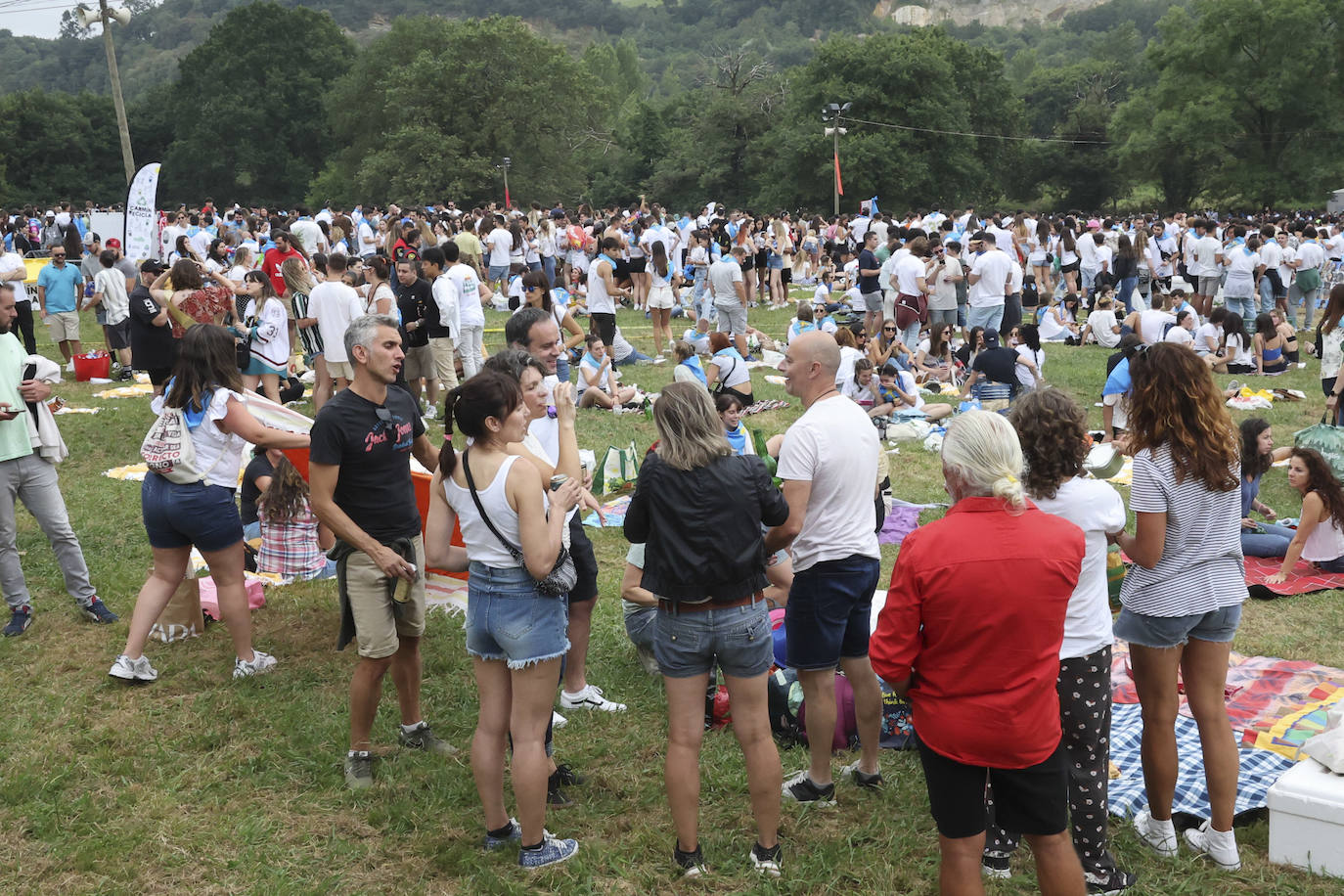 La Pola celebra el Carmín con una folixa multitudinaria