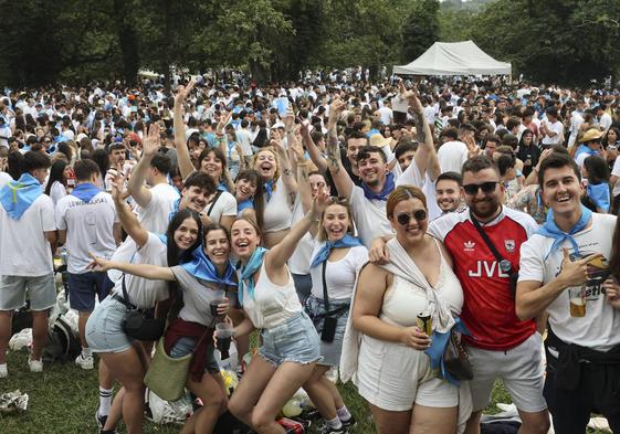 La Pola celebra el Carmín con una folixa multitudinaria