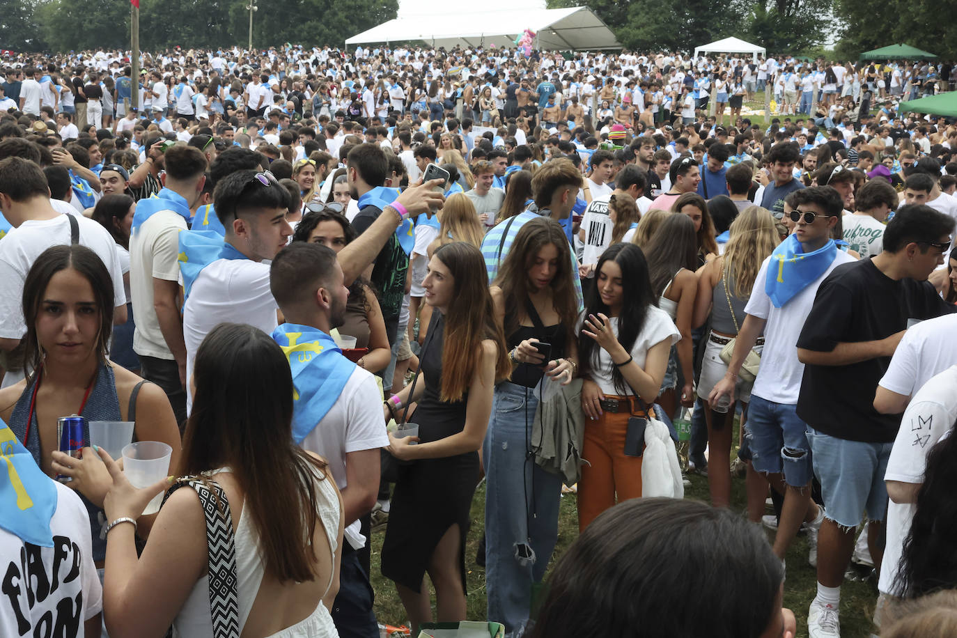 La Pola celebra el Carmín con una folixa multitudinaria