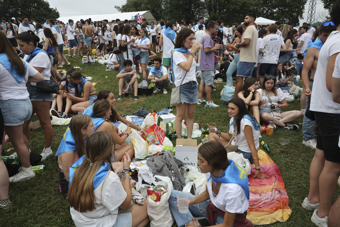 La Pola celebra el Carmín con una folixa multitudinaria