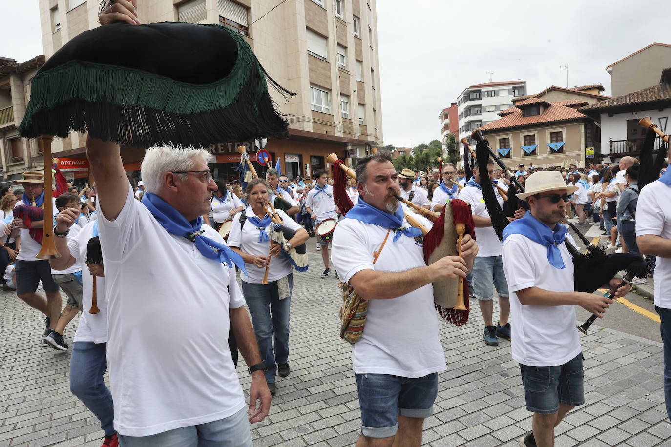 La Pola celebra el Carmín con una folixa multitudinaria