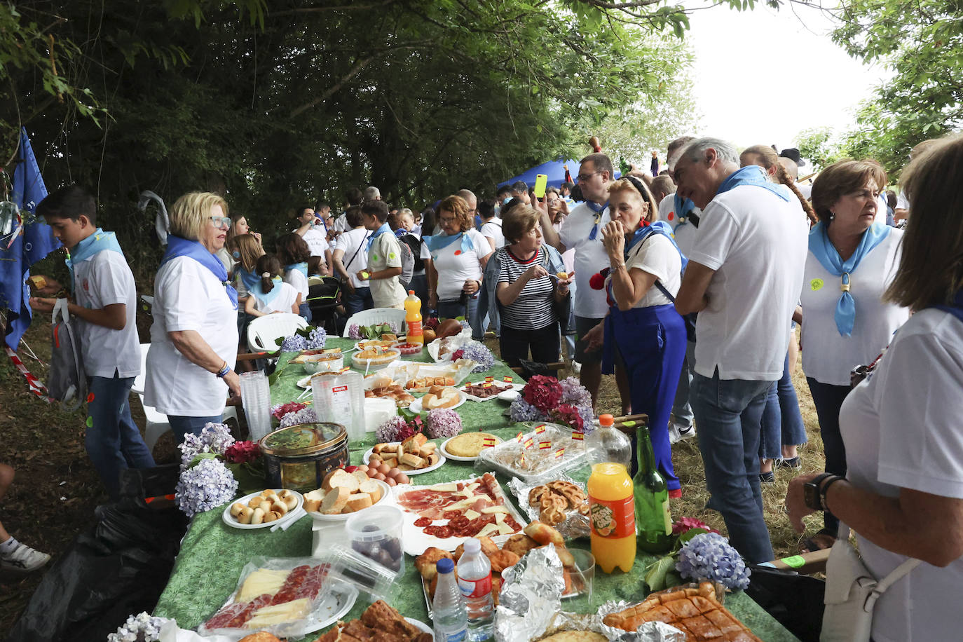 La Pola celebra el Carmín con una folixa multitudinaria