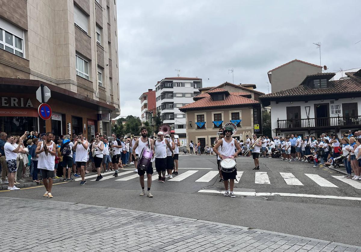 El desfile festivo del Carmín, camino del prau de la fiesta.