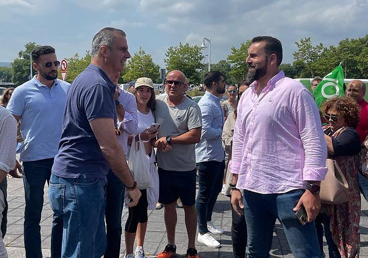 Javier Ortega Smith saluda a un émulo de Santiago Abascal junto al palacio de los Deportes.