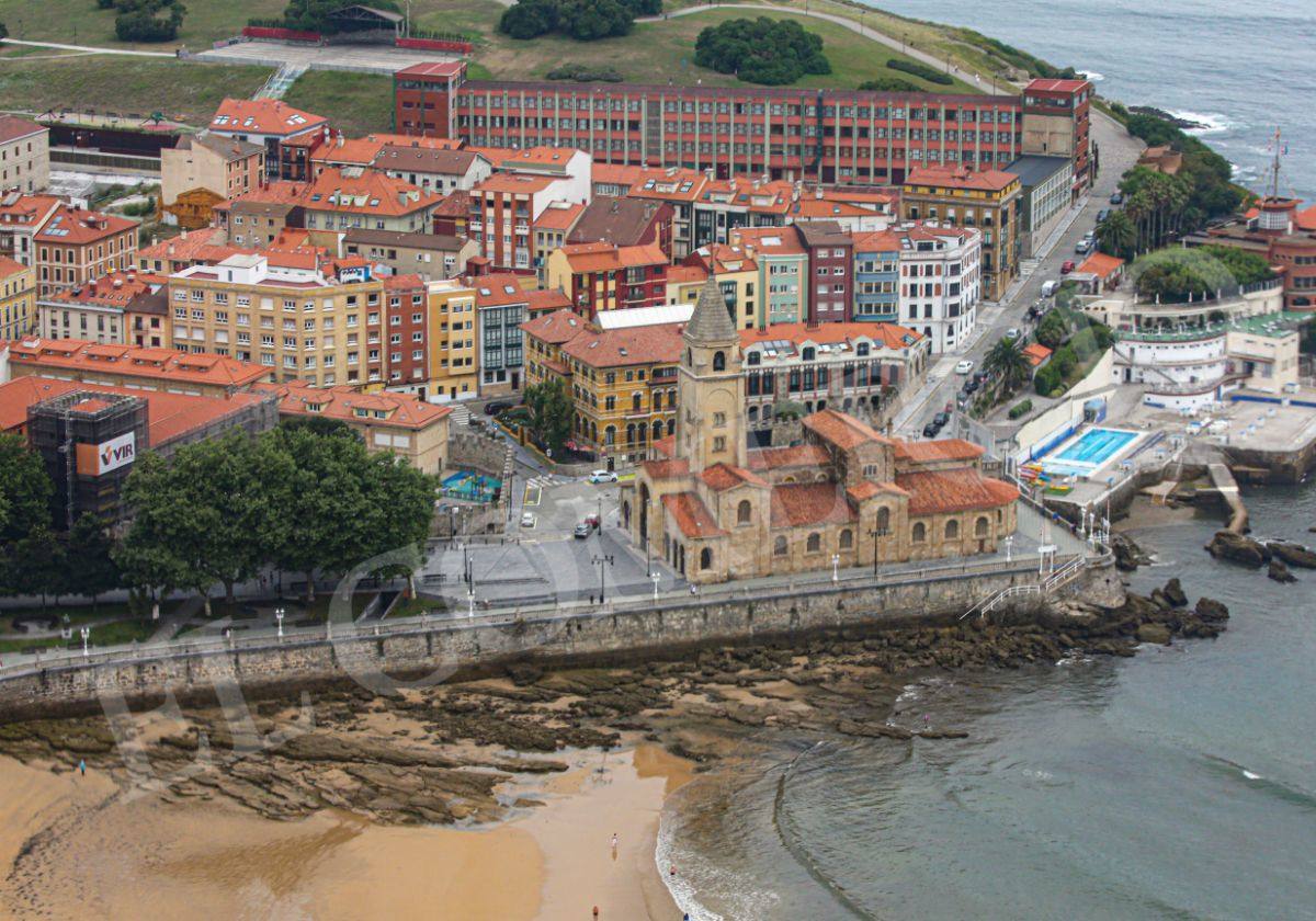 Gijón en verano, visto desde el aire