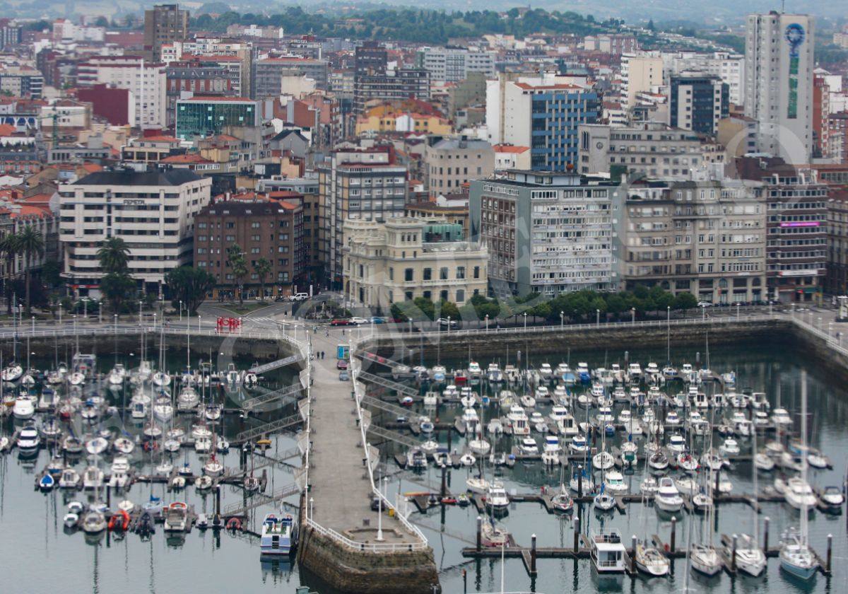 Gijón en verano, visto desde el aire