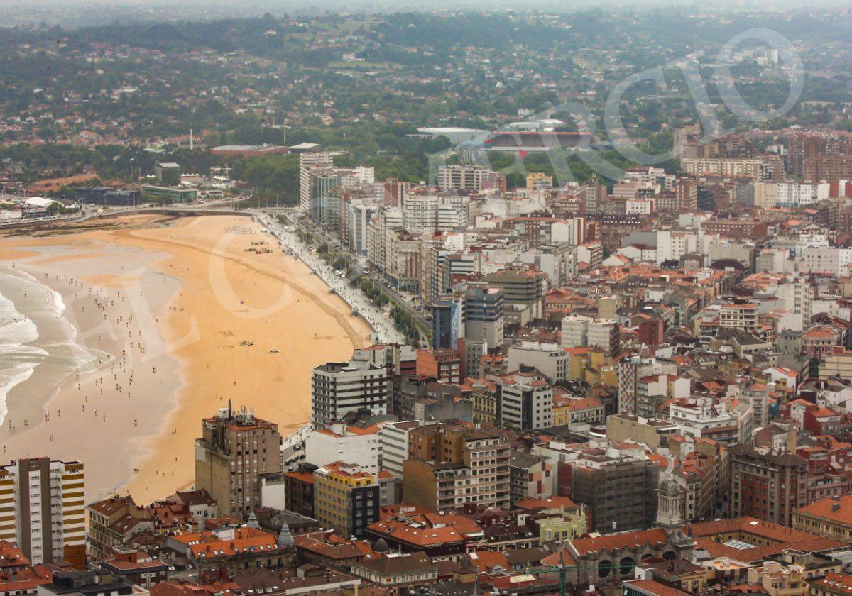 Gijón en verano, visto desde el aire