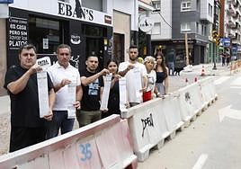 David Solana, Luis Manuel Serrano, Alan Torre, Agustina Grande, Maykol Rodríguez, Mirta Rangel y Sonia Braña muestran las multas que les fueron impuestas.