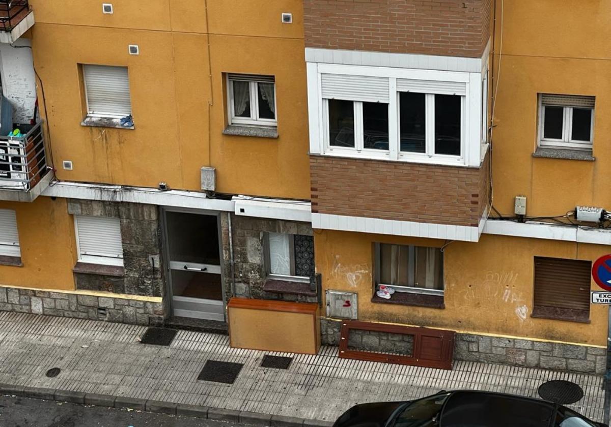 Fachada de las 'casas de Villa' con muebles tirados en la acera.