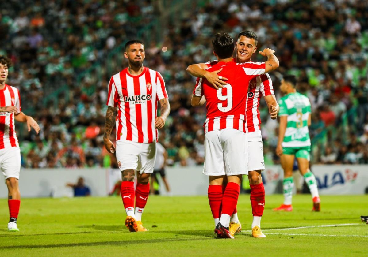 Gaspar sonriente tras anotar su gol acudió a agradecer a Queipo la asistencia. A la izquierda Jeraldino, que inició la jugada.