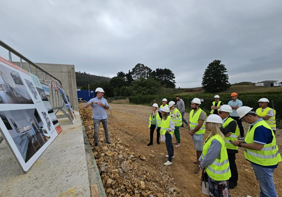 Esther Llamazares, Silverio Argüelles y Diego Canga, ayer, en su visita a la cooperativa Axuntase, en Llanera.