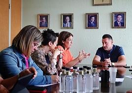 Adriana Lastra y María Fernández, cabezas de lista al Congreso y al Senado, en la reunión con la dirección de UGT Asturias.
